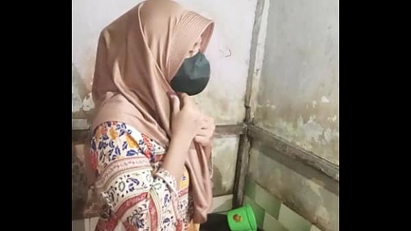 Mandi sambil colmek di kamar mandi