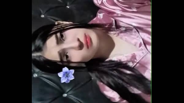 Hermanastra cachonda pillada tomándose fotos traviesas