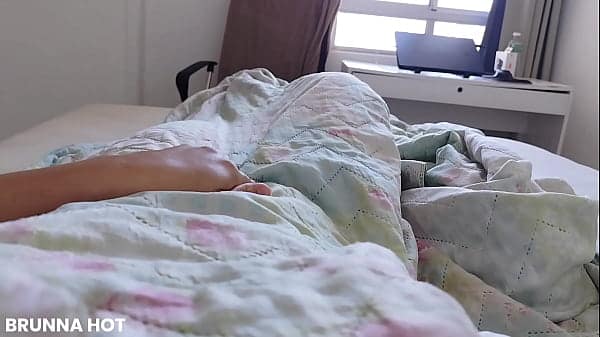 Acordo meladinha e só me contento tocando siririca até gozar e gemer bem alto