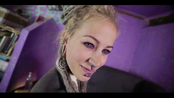 Anuskatzz wants extreme anal insertion to squirt