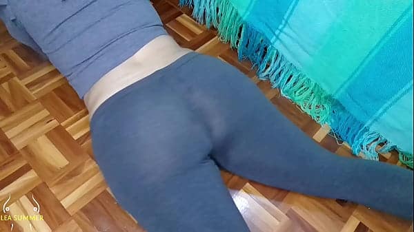 Mi viejo vecino rvertido estaba en la ventana y emcé a juguetear con mi coño mientras él me miraba.