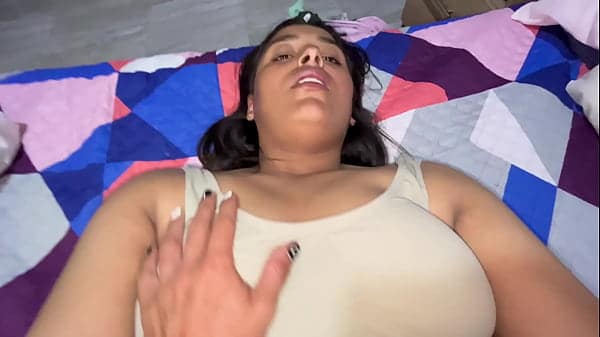 Sexo arriesgado con madrastra cachonda en el sofa!