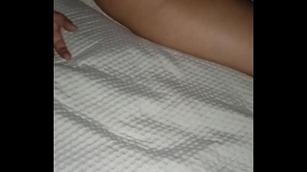 Encuentro a mi hermanastra tomando una siesta y la follo bien rico