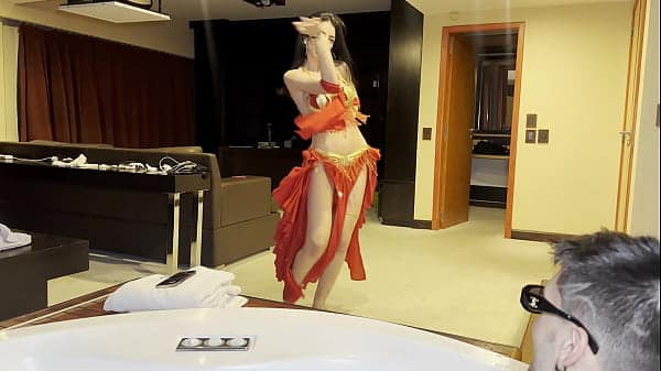 I fuck an in Dubai, the whore dances with me and wants me to take her squirt