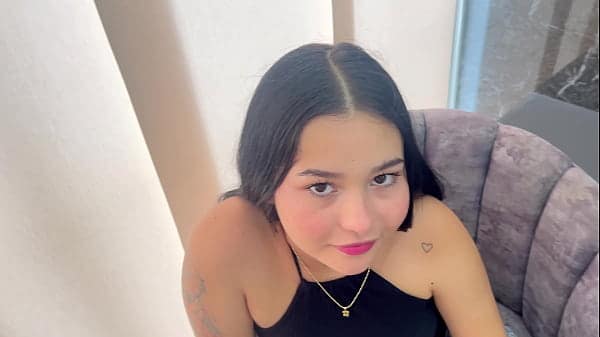 ¡¡BUSCO DINERO FACIL!! Joven latino contrata a chica para cogerla duro y resulta siendo su hermanastra la puta.