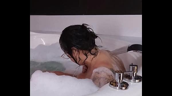 MI MADRASTRA MADURA ADORA LA LLUVIA DORADA EN EL JACUZZI