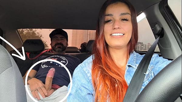 Motorista de app safada pegou passageiro se masturbando por trás e fudeu com ele sem camisinha!