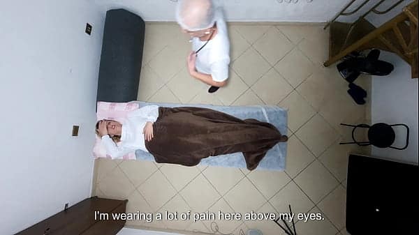 The doctor takes advantage of the patient’s innocence and fills her ass.