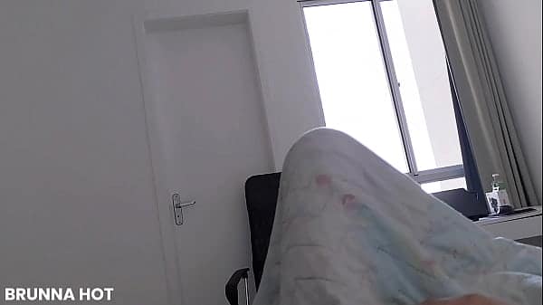 Enfiando um consolo na bucetinha melada deitada na cama ao acordar