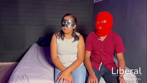 Pareja disfruta su primer encuentro Cuckold, su esposo la deja estar con 2 chicos.